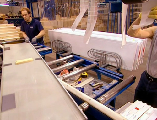 Usine où l'on fabrique une porte de garage