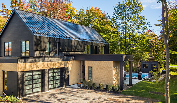 Maison extérieur style scandinave, 2 étages, noir et bois pâle, portes de garage vitrées Noir